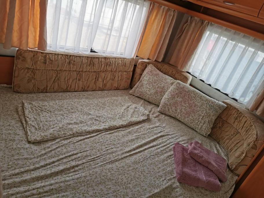 Sea Caravan On The Beach Китен Екстериор снимка