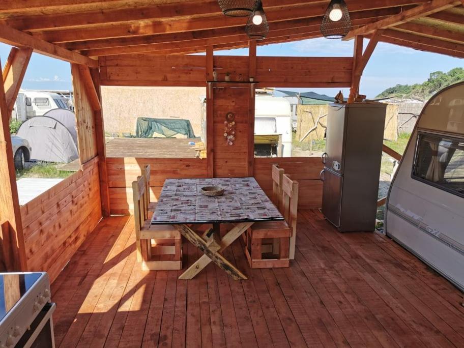 Sea Caravan On The Beach Китен Екстериор снимка