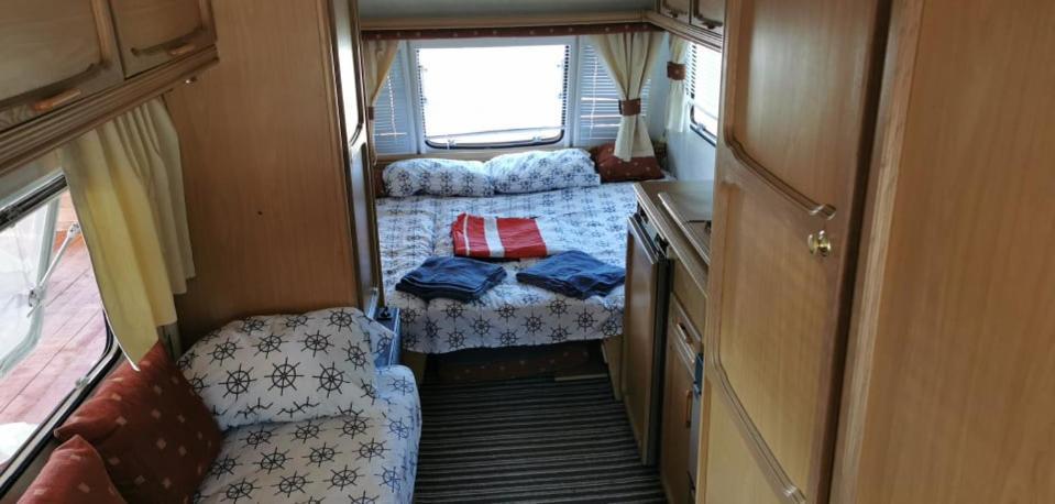 Sea Caravan On The Beach Китен Екстериор снимка