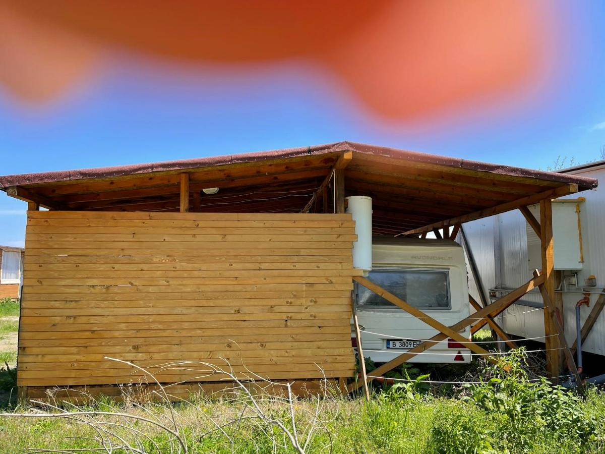 Sea Caravan On The Beach Китен Екстериор снимка
