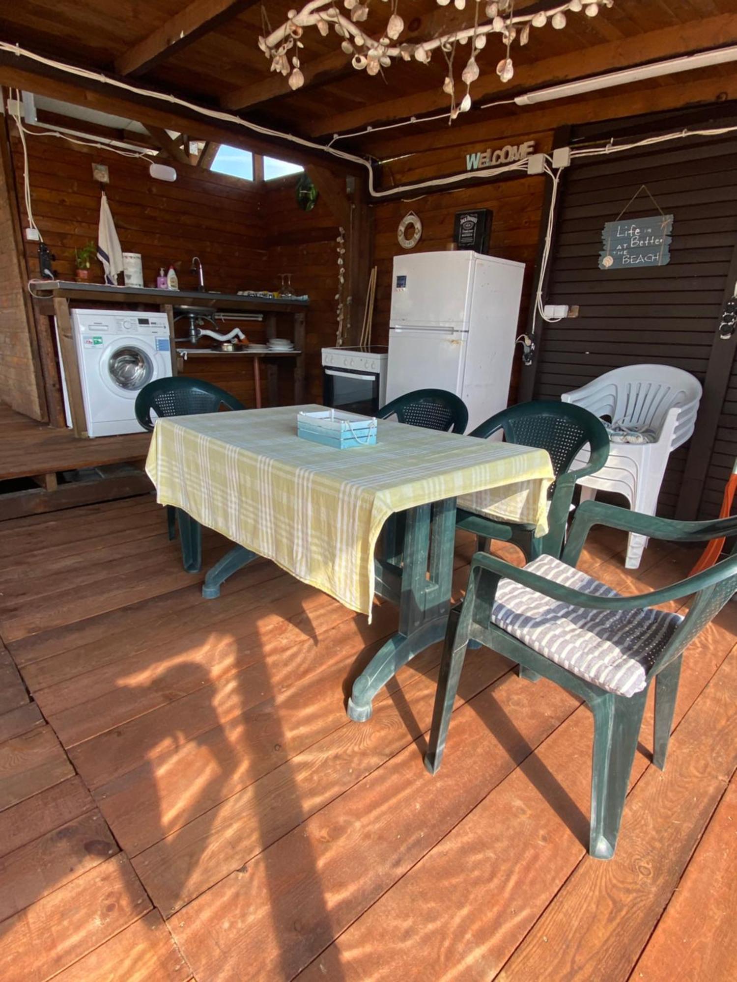 Sea Caravan On The Beach Китен Екстериор снимка