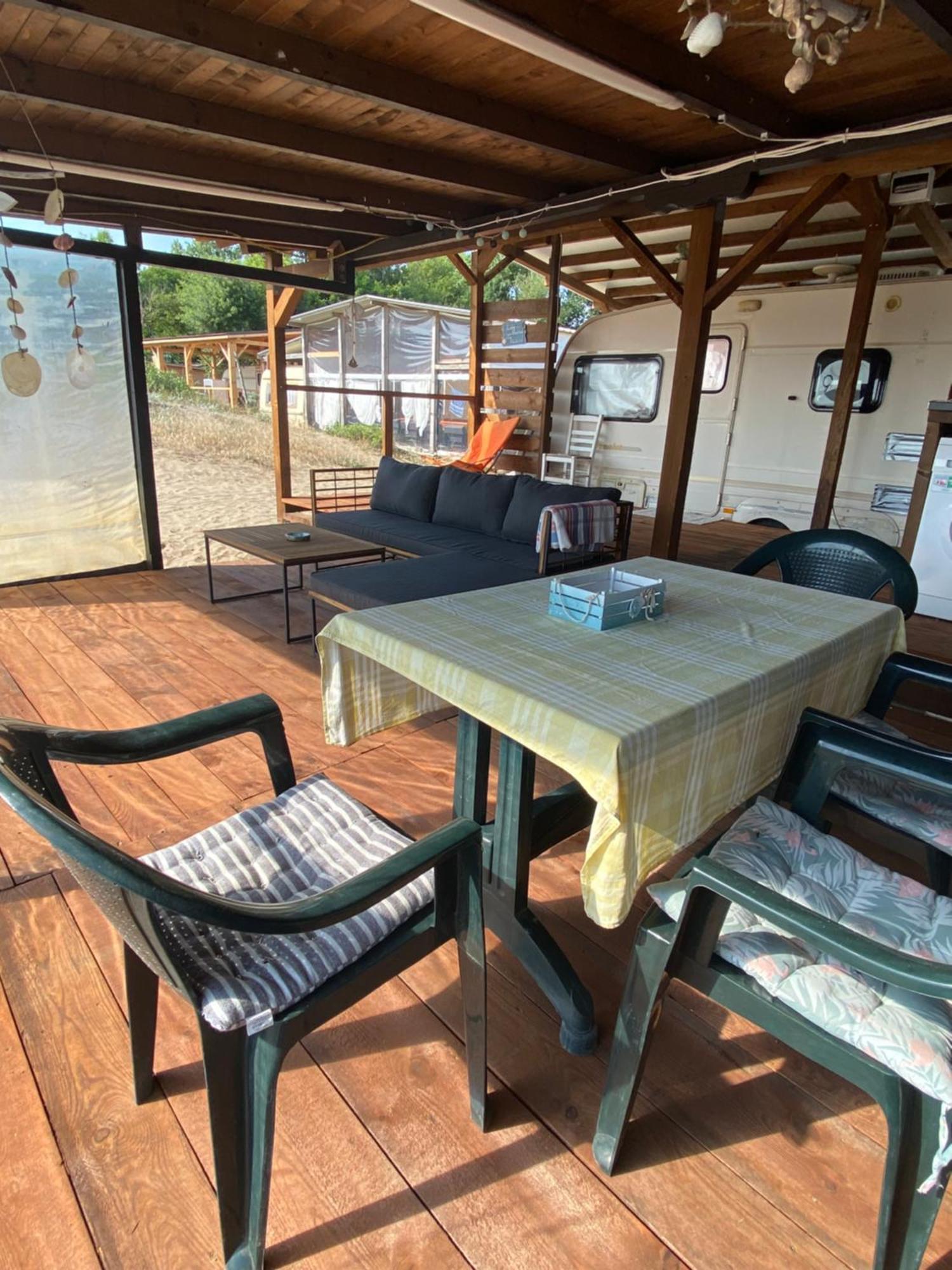 Sea Caravan On The Beach Китен Екстериор снимка