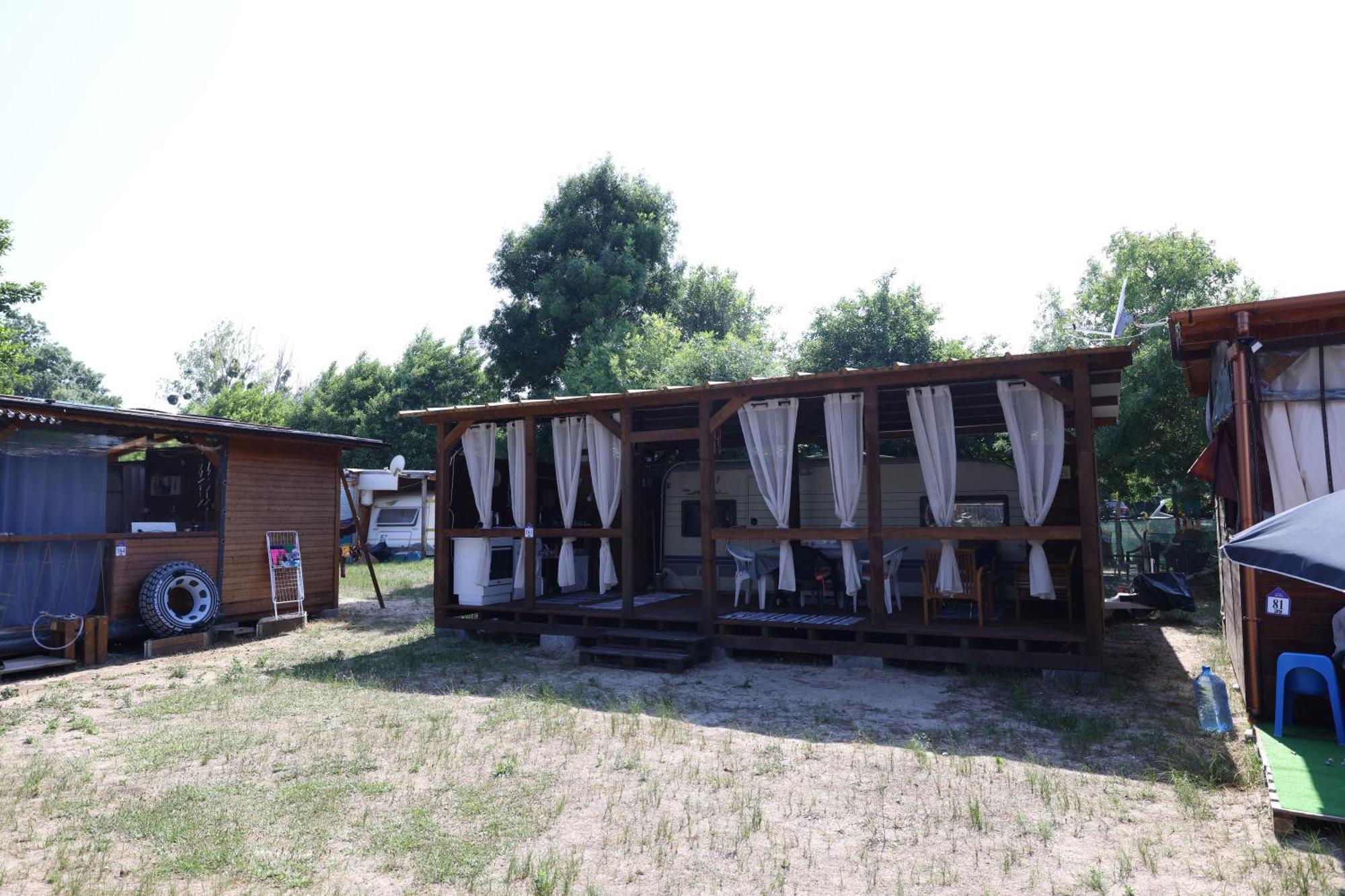 Sea Caravan On The Beach Китен Екстериор снимка