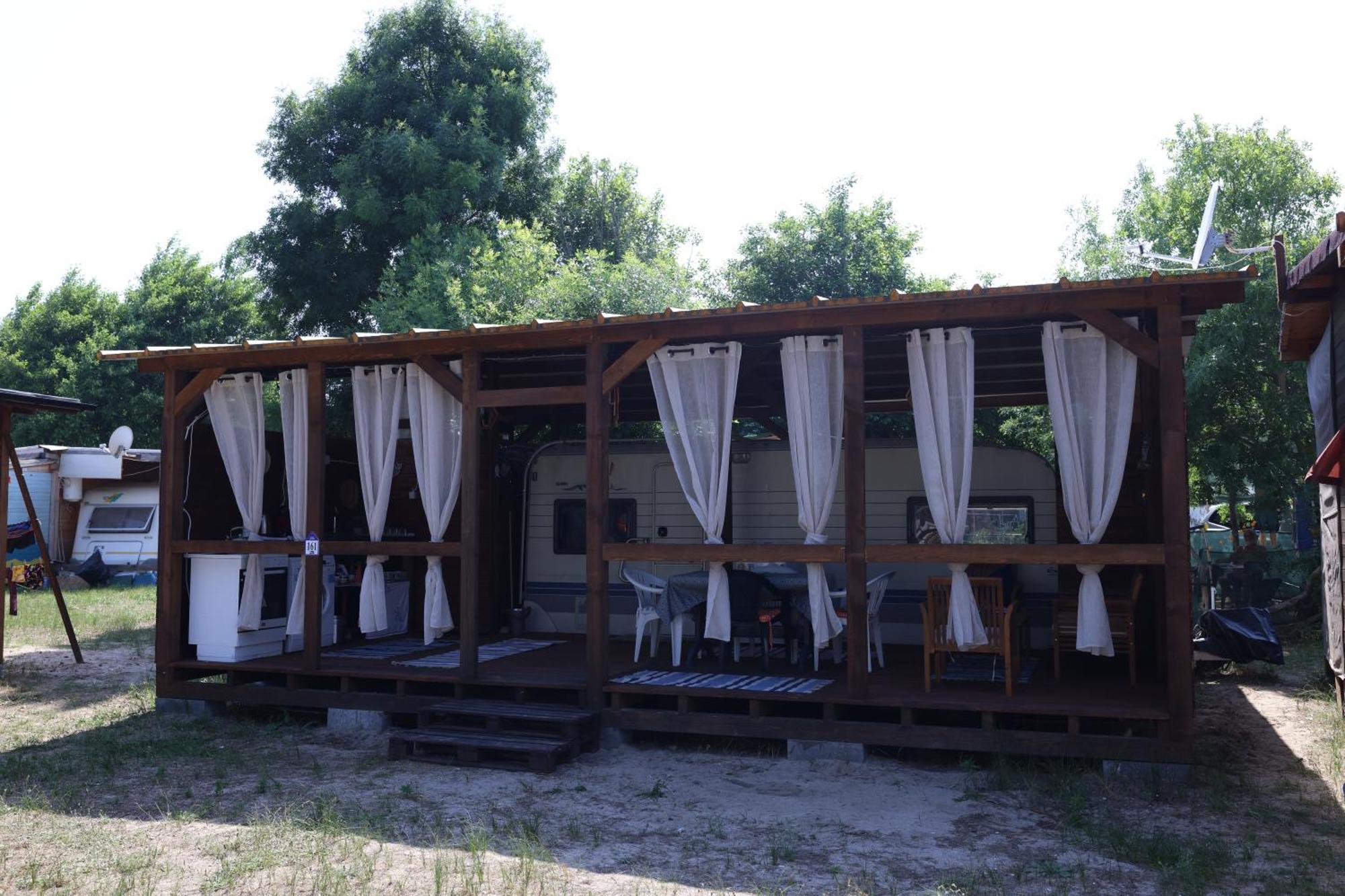 Sea Caravan On The Beach Китен Екстериор снимка