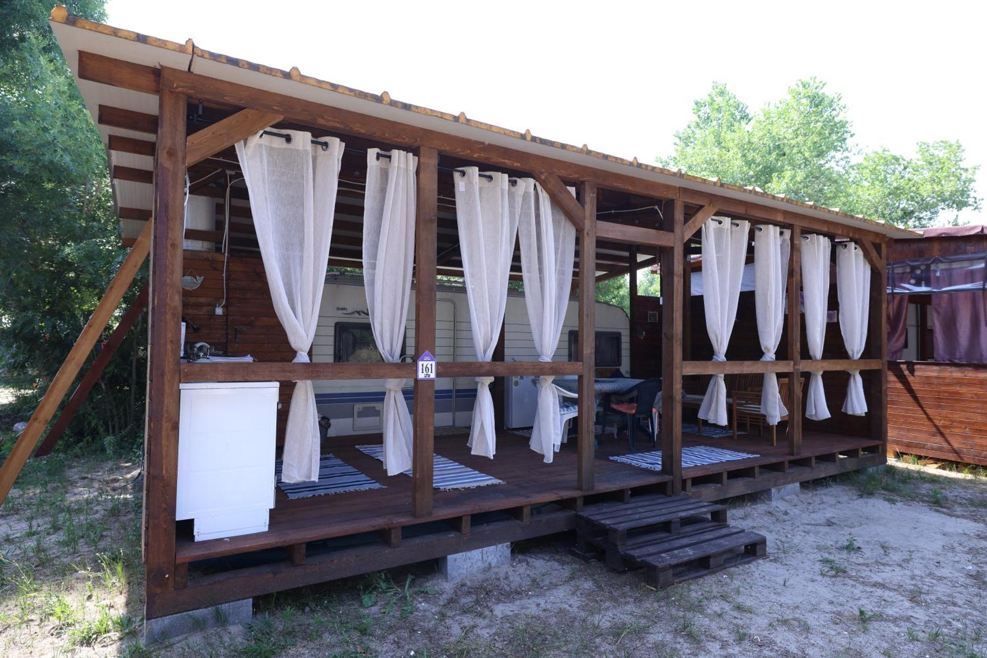 Sea Caravan On The Beach Китен Екстериор снимка