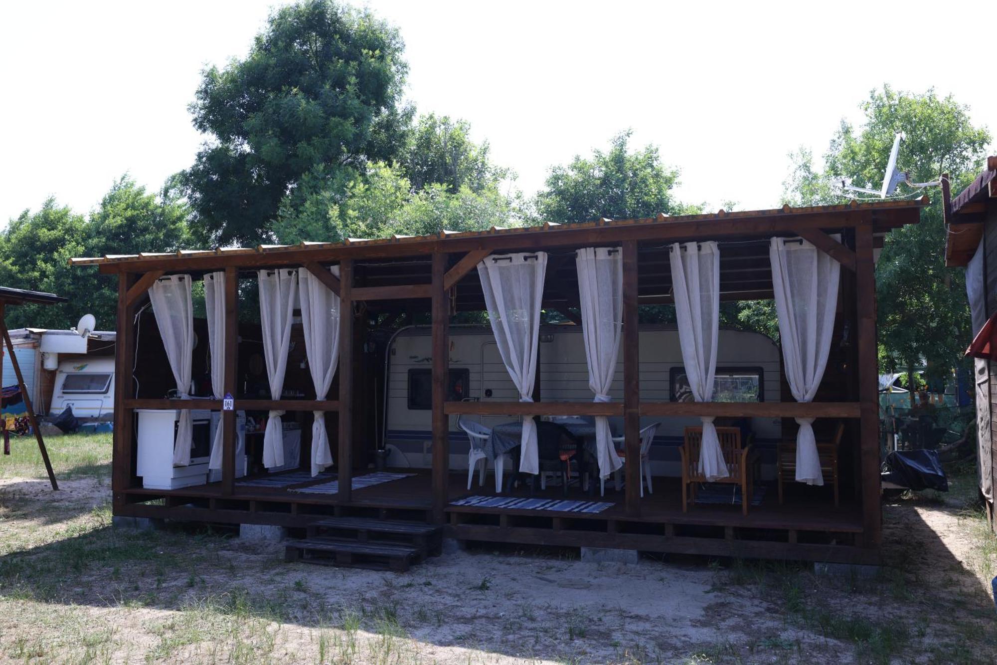Sea Caravan On The Beach Китен Екстериор снимка