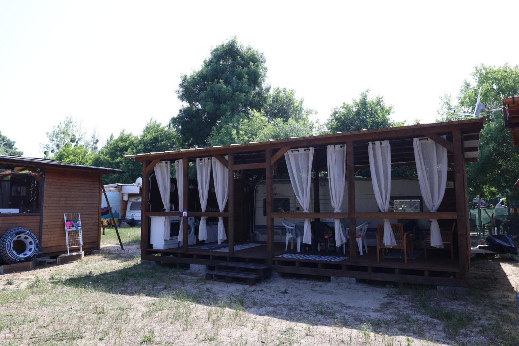 Sea Caravan On The Beach Китен Екстериор снимка